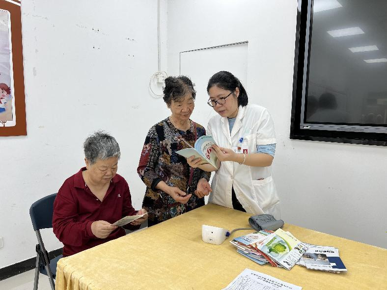 温泉街道东大社区:健康小屋开展健康咨询服务